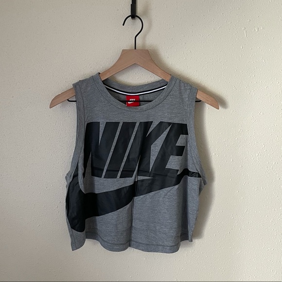 Nike Tops - Nike crop workout tee